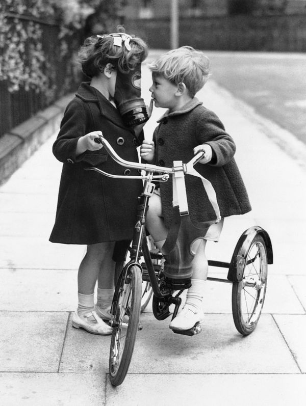 A girl wears a gas mask as protection during air attack. Hackney, Great Britain, 1938 A girl wears a gas mask as protection during air attack. Hackney, Great Britain, 1938 - Sputnik International