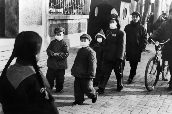 Picture taken in November 1954 in Beijing showing children wearing a mask. Picture taken in November 1954 in Beijing showing children wearing a mask. - Sputnik International
