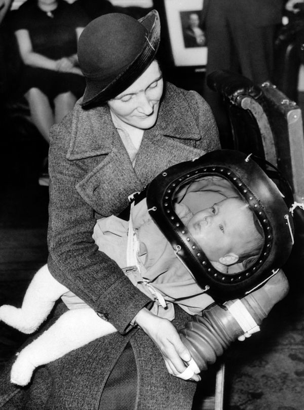The British government’s new gas mask for babies under two, technically known as a baby helmet, was demonstrated for the first time on March 13, 1939, at the Holborn Town Hall in London. The British government’s new gas mask for babies under two, technically known as a baby helmet, was demonstrated for the first time on March 13, 1939, at the Holborn Town Hall in London. - Sputnik International