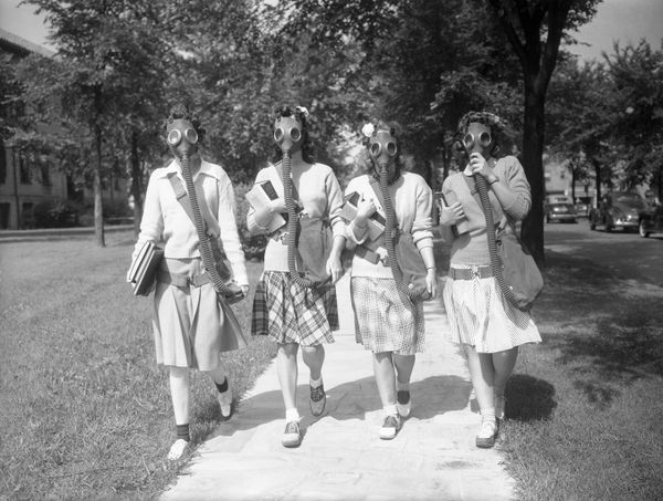 Looking ahead to the possibility that gas masks may some day be a necessary part of their ensemble, these University of Detroit students are trying out masks in a practice drill on the campus June 23, 1942. Looking ahead to the possibility that gas masks may some day be a necessary part of their ensemble, these University of Detroit students are trying out masks in a practice drill on the campus June 23, 1942. - Sputnik International