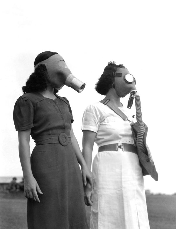 War jitters has Manila trying on gas masks. Most of the masks are imported from the U.S. some of them are manufactured locally. Shown, what the well dressed Filipina will wear en route to the air raid shelter in Manila, Philippines on August 5, 1941. War jitters has Manila trying on gas masks. Most of the masks are imported from the U.S. some of them are manufactured locally. Shown, what the well dressed Filipina will wear en route to the air raid shelter in Manila, Philippines on August 5, 1941. - Sputnik International