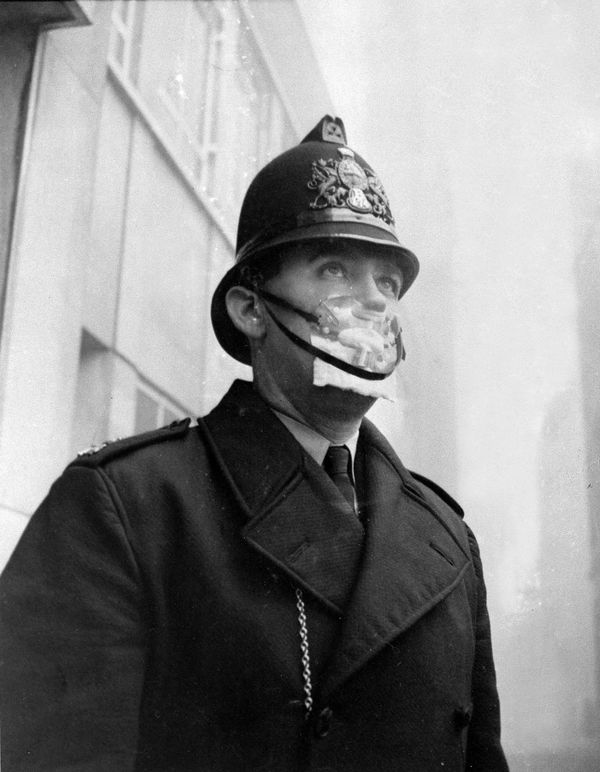 A British bobby, policeman, covers his mouth and nose with a mask to protect himself from the sulphurous smog in England on Dec. 5, 1962. A British bobby, policeman, covers his mouth and nose with a mask to protect himself from the sulphurous smog in England on Dec. 5, 1962. - Sputnik International