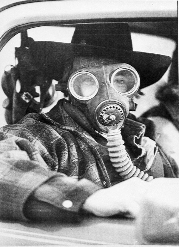 Eric Waltham wears a gas mask while trying to find his way past a roadblock leading into the evacuated city of Mississauga, Ont., Canada, Nov. 12, 1979. The mask was to protect him from any possible eye and breathing problems that were reported in the area. A chemical train derailment caused the evacuation of 220,000 residents. Eric Waltham wears a gas mask while trying to find his way past a roadblock leading into the evacuated city of Mississauga, Ont., Canada, Nov. 12, 1979. The mask was to protect him from any possible eye and breathing problems that were reported in the area. A chemical train derailment caused the evacuation of 220,000 residents. - Sputnik International