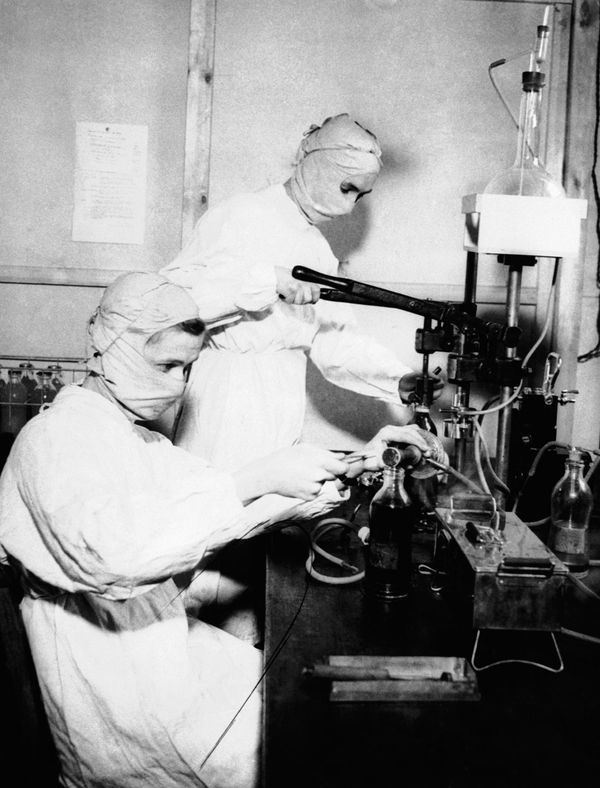 Nurses in sterilized masks capping and topping bottles of blood at an army blood supply depot, somewhere in England, circa 1943. Nurses in sterilized masks capping and topping bottles of blood at an army blood supply depot, somewhere in England, circa 1943. - Sputnik International