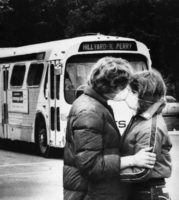 Fifteen-year-old Heidi Havens gives Allen Troup, 16, a kiss as he prepares to board a Spokane City bus, May 27, 1980. Spokane residents have had to wear face masks while outside for days now because of possible health threats from volcanic ash sprayed over the area by Mount St. Helens Fifteen-year-old Heidi Havens gives Allen Troup, 16, a kiss as he prepares to board a Spokane City bus, May 27, 1980. Spokane residents have had to wear face masks while outside for days now because of possible health threats from volcanic ash sprayed over the area by Mount St. Helens - Sputnik International