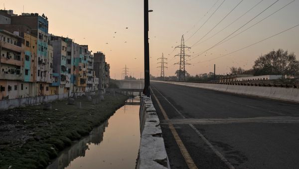 An empty flyover is seen next to residential buildings during 21-day nationwide lockdown to limit the spreading of coronavirus disease (COVID-19), in New Delhi, India, March 25, 2020 - Sputnik International