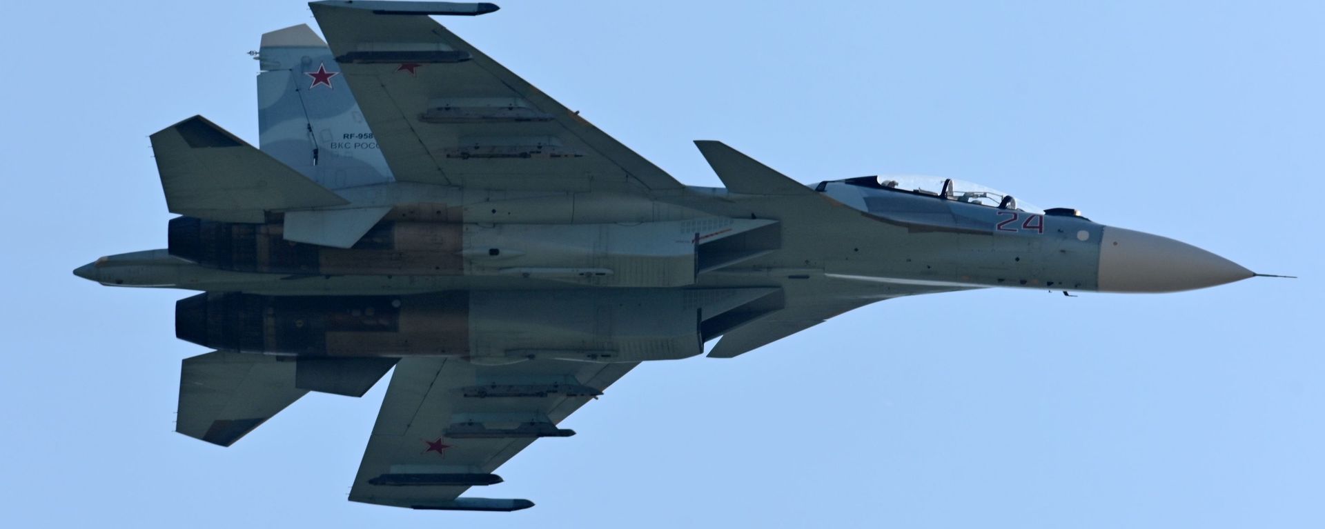 An Su-27 airplane during demonstration performances at the exhibition of weapons and military equipment in Rostov-on-Don. - Sputnik International, 1920, 15.06.2020