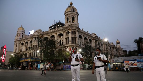 A police officer uses a megaphone advising people to vacate the roads after the lockdown by West Bengal state government to limit the spreading of coronavirus disease (COVID-19), in Kolkata A police officer uses a megaphone advising people to vacate the roads after the lockdown by West Bengal state government to limit the spreading of coronavirus disease (COVID-19), in Kolkata, India March 23, 2020.  - Sputnik International