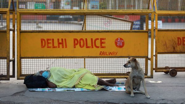 A homeless person sleeps on the pavement outside a railway station during a 21-day nationwide lockdown to limit the spreading of coronavirus disease (COVID-19), in New Delhi, India, March 26, 2020.  - Sputnik International