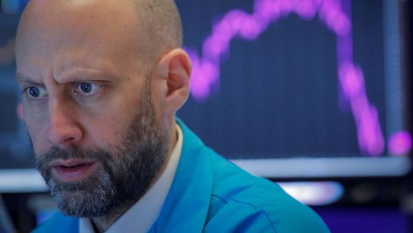 A trader works on the floor of the NYSE - Sputnik International