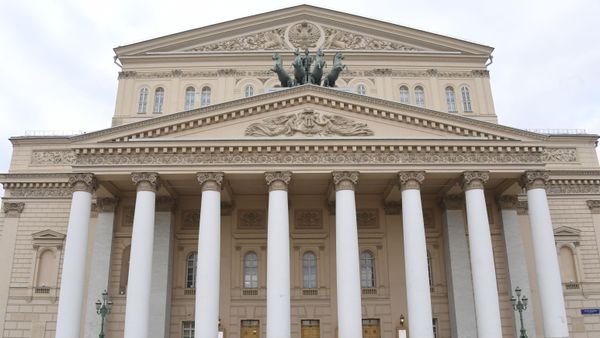 A woman walks past closed amid the coronavirus disease spread Bolshoi Theatre, in Moscow, Russia - Sputnik International