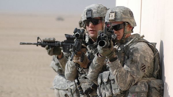 U.S. Army soldiers prepare to clear and secure a building during exercise Hammer Strike at the Udairi Range Complex near Camp Buehring, Kuwait U.S. Army soldiers prepare to clear and secure a building during exercise Hammer Strike at the Udairi Range Complex near Camp Buehring, Kuwait - Sputnik International