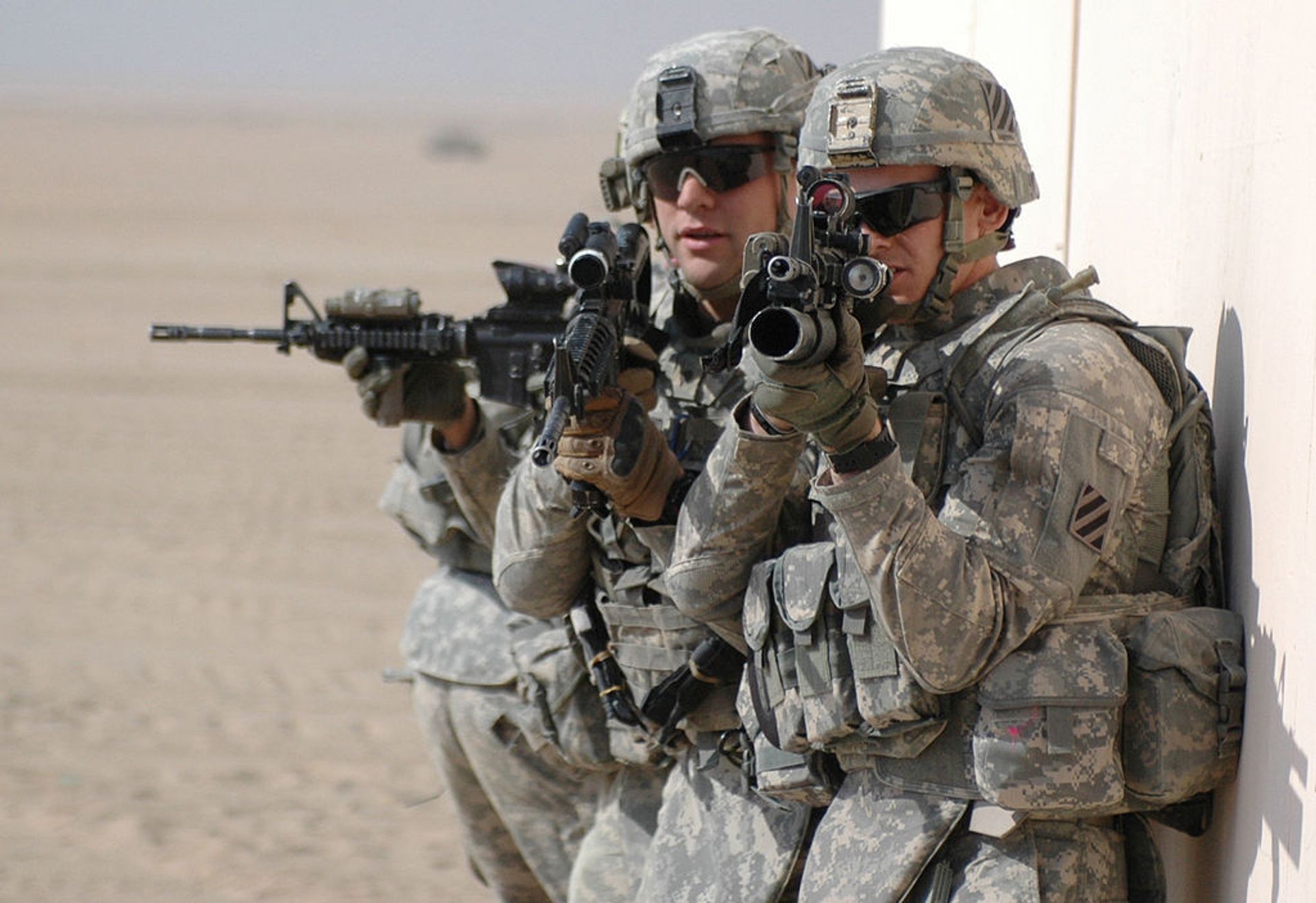 U.S. Army soldiers prepare to clear and secure a building during exercise Hammer Strike at the Udairi Range Complex near Camp Buehring, Kuwait U.S. Army soldiers prepare to clear and secure a building during exercise Hammer Strike at the Udairi Range Complex near Camp Buehring, Kuwait - Sputnik International, 1920, 16.02.2022