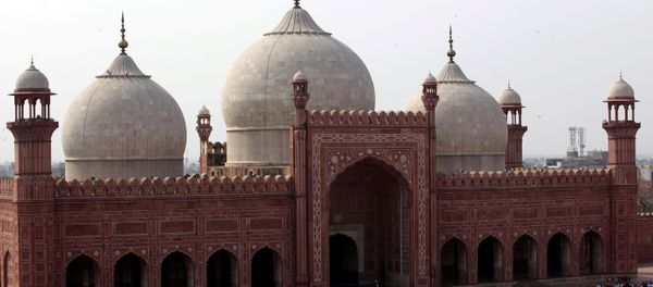 Muslims attend Friday prayer amid an outbreak of the coronavirus disease (COVID-19), at the Badshahi Mosque in Lahore, Pakistan March 20, 2020. Muslims attend Friday prayer amid an outbreak of the coronavirus disease (COVID-19), at the Badshahi Mosque in Lahore, Pakistan March 20, 2020. - Sputnik International