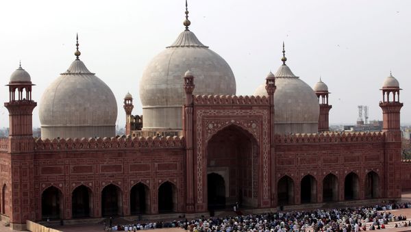 Muslims attend Friday prayer amid an outbreak of the coronavirus disease (COVID-19), at the Badshahi Mosque in Lahore, Pakistan March 20, 2020.  - Sputnik International