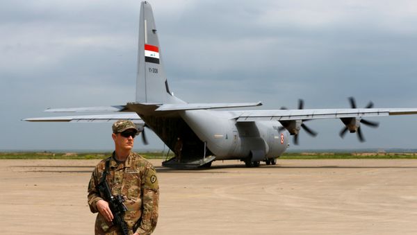 A U.S. soldier is seen during the hand over of US-led coalition forces to Iraqi Security Forces at Qayyarah Airfield West in the south of Mosul, Iraq March 26, 2020.  - Sputnik International