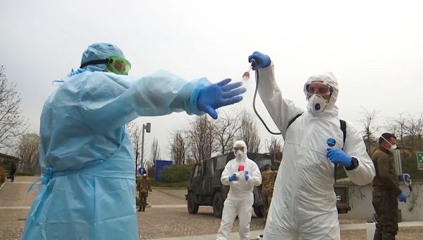 In this handout video grab released by the Russian Defence Ministry Russian military experts visit hospital facilities for elderly people to fight against the COVID-19 coronavirus infection, in Bergamo, Italy. - Sputnik International
