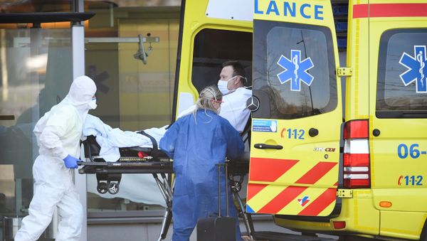 Dutch health workers leave with a patient at Bernhoven hospital, - Sputnik International