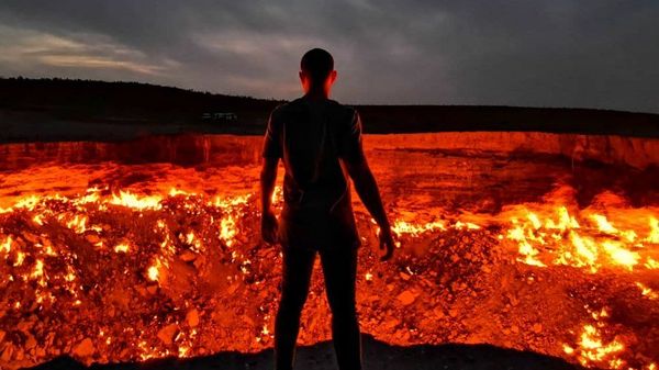 Man Stands in Front of Darvaza Crater in Turkmenistan - Sputnik International