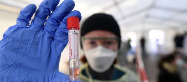 A medical employee presents a smear taken at a special corona test center for public service employees such as police officers, nurses and firefighters during a media presentation as the spread of the coronavirus disease (COVID-19) continues, in Munich, Germany, March 23, 2020 A medical employee presents a smear taken at a special corona test center for public service employees such as police officers, nurses and firefighters during a media presentation as the spread of the coronavirus disease (COVID-19) continues, in Munich, Germany, March 23, 2020 - Sputnik International