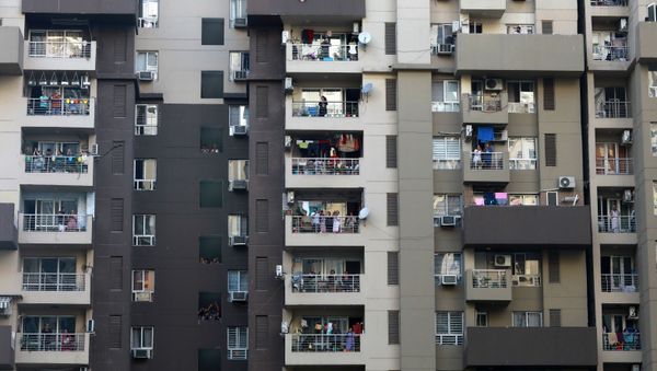 Residents clap and bang utensils from their balconies to cheer for emergency personnel and sanitation workers who are on the frontlines in the fight against coronavirus, in Noida, India, March 22, 2020 - Sputnik International