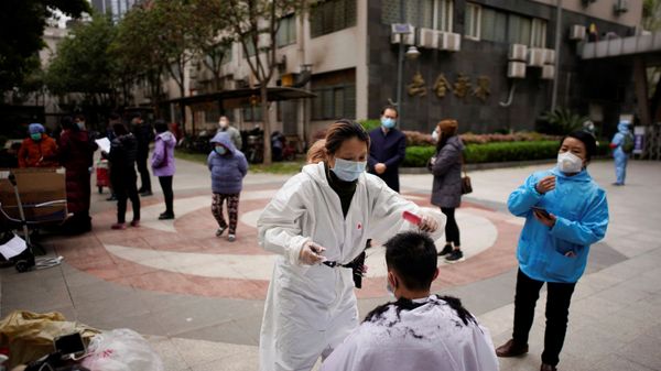 Barber Xiong Juan, 39, cuts a customer's hair at a residential compound in Wuhan, Hubei province, the epicentre of China's coronavirus disease (COVID-19) outbreak, March 30, 2020.  - Sputnik International