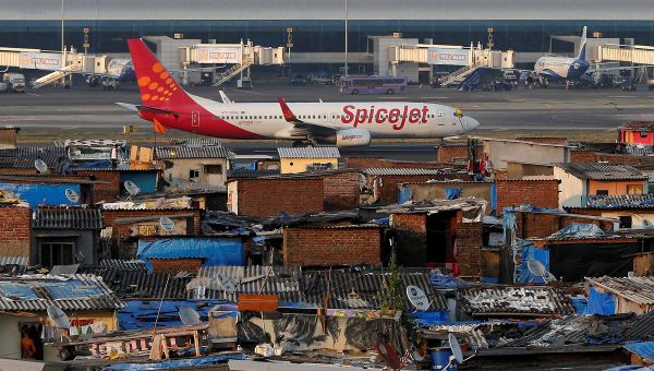 A SpiceJet passenger aircraft taxis on the runway at the airport next to a slum area in Mumbai December 19, 2014 - Sputnik International