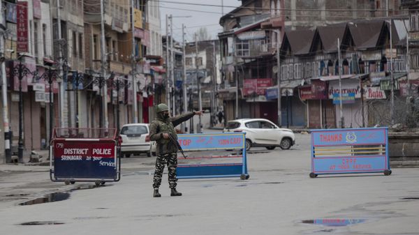 An Indian paramilitary soldier gestures towards a Kashmiri man during lockdown in Srinagar, Indian controlled Kashmir, Wednesday, March 25, 2020 - Sputnik International