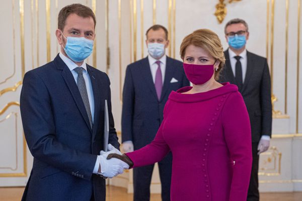 Slovakia's President Zuzana Caputova and Prime Minister Igor Matovic wearing protective face masks shake hands as they attend the cabinet's inauguration at Presidential Palace in Bratislava, Slovakia March 21, 2020. Slovakia's President Zuzana Caputova and Prime Minister Igor Matovic wearing protective face masks shake hands as they attend the cabinet's inauguration at Presidential Palace in Bratislava, Slovakia March 21, 2020. - Sputnik International