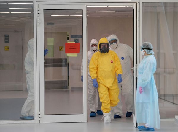 Russian President Vladimir Putin wears a protective suit during his visit to a hospital for COVID-19 patients in Moscow 24 March, 2020 Russian President Vladimir Putin wears a protective suit during his visit to a hospital for COVID-19 patients in Moscow 24 March, 2020 - Sputnik International