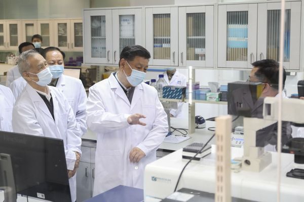 Chinese President Xi Jinping, centre, wearing a protective face mask, talks to a medical staff member during his visit to the Academy of Military Medical Sciences in Beijing, Monday, March 2, 2020. Chinese President Xi Jinping, centre, wearing a protective face mask, talks to a medical staff member during his visit to the Academy of Military Medical Sciences in Beijing, Monday, March 2, 2020. - Sputnik International