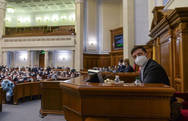 Ukrainian President Volodymyr Zelensky, wearing a protective mask used as a preventive measure against coronavirus disease (COVID-19), attends an emergency session of parliament in Kiev, Ukraine March 30, 2020. Ukrainian President Volodymyr Zelensky, wearing a protective mask used as a preventive measure against coronavirus disease (COVID-19), attends an emergency session of parliament in Kiev, Ukraine March 30, 2020. - Sputnik International