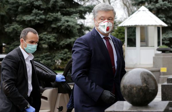 Ukraine's former president, leader of the European Solidarity party, Petro Poroshenko, wears a protective face mask as he arrives for an urgent session in parliament in Kiev Ukraine's former president, leader of the European Solidarity party, Petro Poroshenko, wears a protective face mask as he arrives for an urgent session in parliament in Kiev - Sputnik International