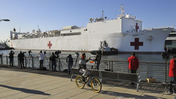 In this March 27, 2020, file photo, a cyclist rides by the US Naval Ship Mercy enters the Port of Los Angeles. - Sputnik International