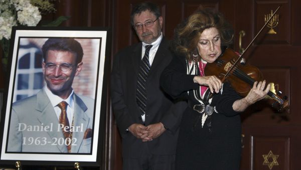 A photograph of Daniel Pearl at a memorial in 2007 - Sputnik International