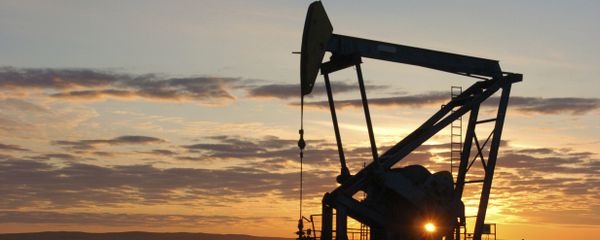 This Nov. 6, 2013 file photo shows a Whiting Petroleum Co. pump jack pulls crude oil from the Bakken region of the Northern Plains near Bainville, Mont. - Sputnik International