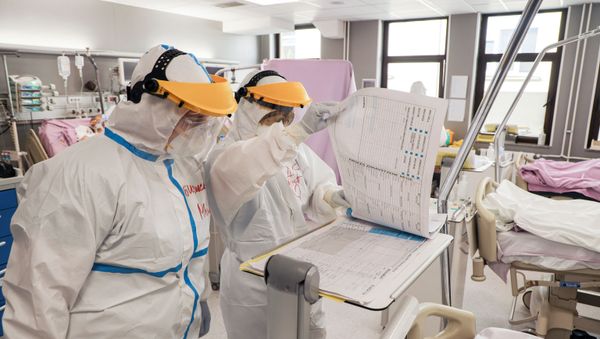 Medical staff work inside intensive care of the Vojvodina clinical centre with patients suffering from coronavirus disease (COVID-19) in Novi Sad, Serbia, April 2, 2020 - Sputnik International