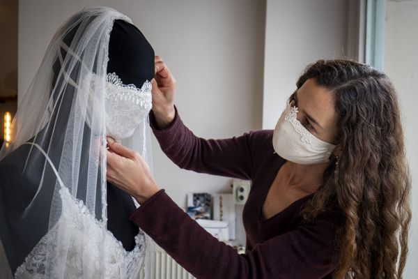 Wedding dress and evening wear designer Friederike Jorzig adjusts a mannequin wearing a wedding dress with matching protective mask in her store Chiton in Berlin on March 31, 2020 as the Germany continue to battle the Covid-19 corona virus pandemic Wedding dress and evening wear designer Friederike Jorzig adjusts a mannequin wearing a wedding dress with matching protective mask in her store Chiton in Berlin on March 31, 2020 as the Germany continue to battle the Covid-19 corona virus pandemic - Sputnik International