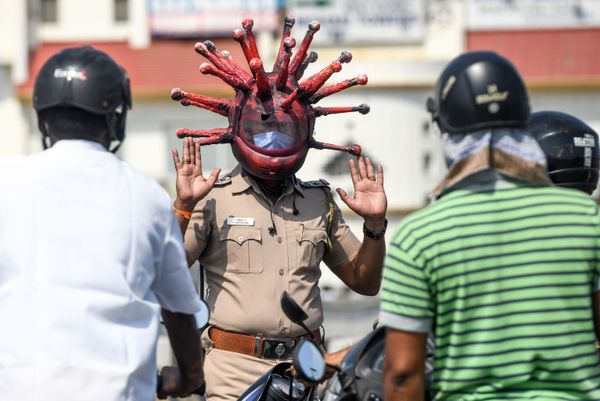 Police inspector Rajesh Babu (C) wearing a coronavirus-themed helmet speaks to motorists at a checkpoint during a government-imposed nationwide lockdown as a preventive measure against the COVID-19 coronavirus in Chennai on March 28, 2020 Police inspector Rajesh Babu (C) wearing a coronavirus-themed helmet speaks to motorists at a checkpoint during a government-imposed nationwide lockdown as a preventive measure against the COVID-19 coronavirus in Chennai on March 28, 2020 - Sputnik International
