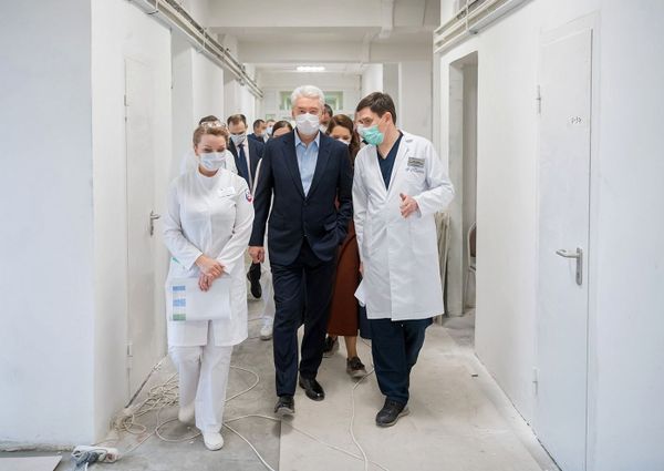 Moscow mayor Sergei Sobyanin visit a treatment block in one's of the capital's hospitals Moscow mayor Sergei Sobyanin visit a treatment block in one's of the capital's hospitals - Sputnik International