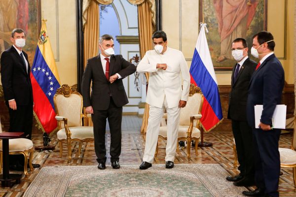 Venezuela's President Nicolas Maduro and Russia's ambassador in Venezuela Sergey Melik-Bagdasarov, touch their elbows while wearing masks due to coronavirus disease while (COVID-19) outbreak at Miraflores Palace in Caracas, Venezuela March 30, 2020 Venezuela's President Nicolas Maduro and Russia's ambassador in Venezuela Sergey Melik-Bagdasarov, touch their elbows while wearing masks due to coronavirus disease while (COVID-19) outbreak at Miraflores Palace in Caracas, Venezuela March 30, 2020 - Sputnik International