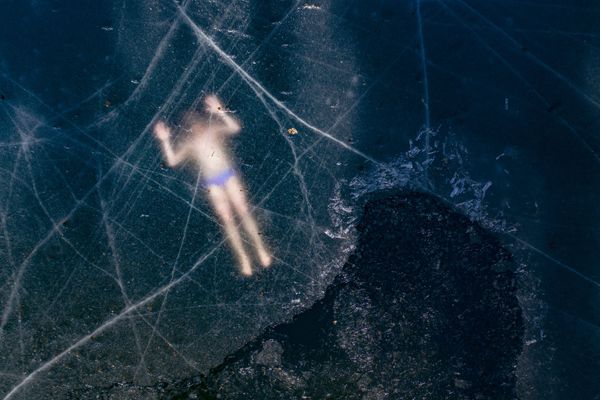 Aerial view shows Finland's freediver Kristian Maki-Jussila, 37, swimming under the ice of a frozen lake on March 28, 2020 near Vaasa, Finland Aerial view shows Finland's freediver Kristian Maki-Jussila, 37, swimming under the ice of a frozen lake on March 28, 2020 near Vaasa, Finland - Sputnik International