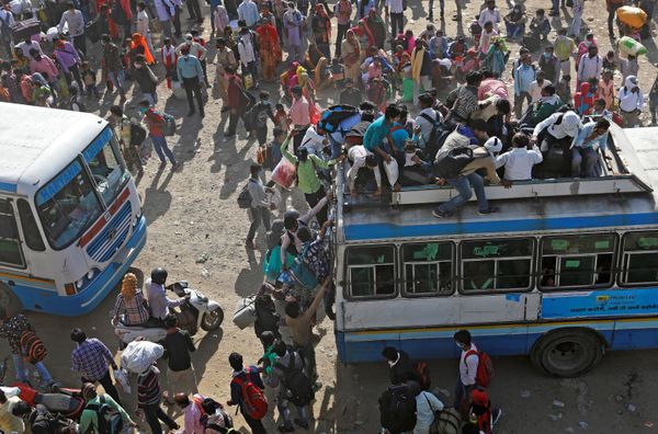 Migrant workers travel on crowded buses as they return to their villages, during a 21-day nationwide lockdown to limit the spreading of coronavirus disease (COVID-19), in Ghaziabad, on the outskirts of New Delhi, India, March 29, 2020 Migrant workers travel on crowded buses as they return to their villages, during a 21-day nationwide lockdown to limit the spreading of coronavirus disease (COVID-19), in Ghaziabad, on the outskirts of New Delhi, India, March 29, 2020 - Sputnik International