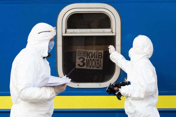 Medical specialists checking a train that arrived from Moscow to Kiev Medical specialists checking a train that arrived from Moscow to Kiev - Sputnik International