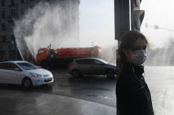 A young woman wearing a mask in the centre of Moscow A young woman wearing a mask in the centre of Moscow - Sputnik International
