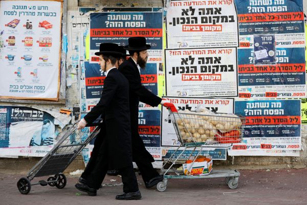 Ultra-Orthodox Jewish men push trolleys as they pass by billboards urging people to stay in their homes and keeping with government restrictions amid coronavirus disease (COVID-19) in Ashdod, Israel April 1, 2020 Ultra-Orthodox Jewish men push trolleys as they pass by billboards urging people to stay in their homes and keeping with government restrictions amid coronavirus disease (COVID-19) in Ashdod, Israel April 1, 2020 - Sputnik International
