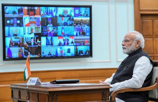 Petal Shower by Armed Forces: Waste of Resources or Modi’s 'Flower Power' Way to Fight Crisis? Petal Shower by Armed Forces: Waste of Resources or Modi’s 'Flower Power' Way to Fight Crisis? - Sputnik International