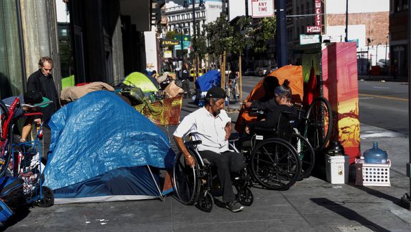 People line in a sidewalk filled with tents set up by the homeless, amid an outbreak of the coronavirus disease (COVID-19), in the Tenderloin district of San Francisco, California, U.S. April 1, 2020 - Sputnik International