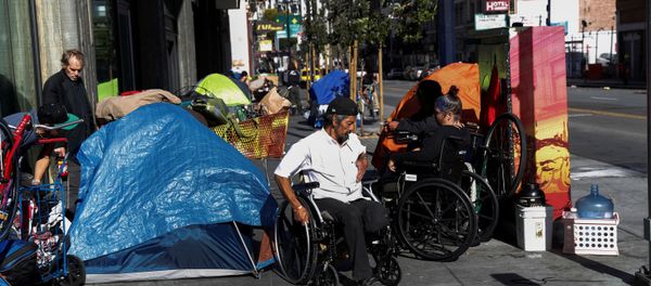 People line in a sidewalk filled with tents set up by the homeless, amid an outbreak of the coronavirus disease (COVID-19), in the Tenderloin district of San Francisco, California, U.S. April 1, 2020 - Sputnik International