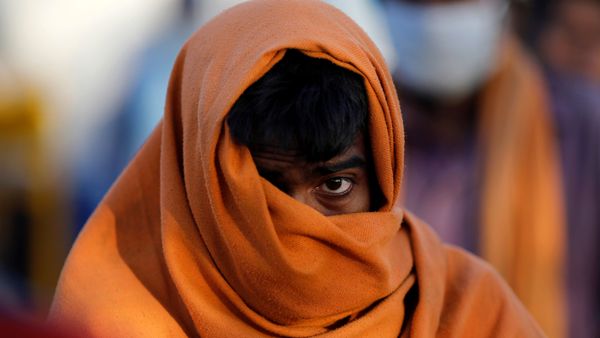 A homeless man stands in a queue as he waits for food during a 21-day nationwide lockdown to slow the spreading of the coronavirus disease (COVID-19) in New Delhi, India, April 3, 2020 - Sputnik International